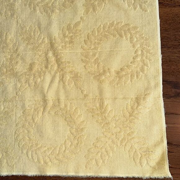 Vintage mid century yellow bath towel with raised wreath & leaf design - Picture 6 of 9